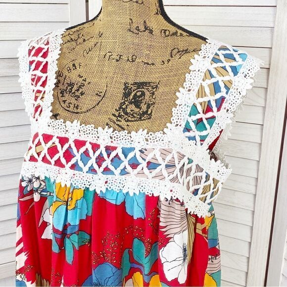 See and Be Seen Floral Crochet Neck Sleeveless Tank Top Red Multi Medium - Picture 5 of 11